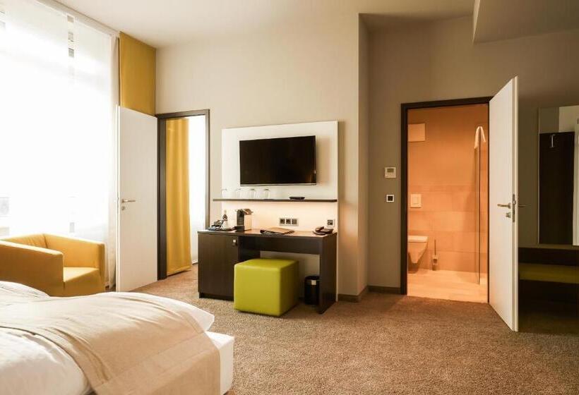 Семейный Номер, Platzhirsch