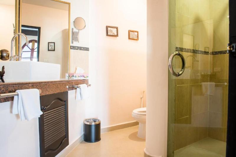 주니어 스위트, Poseidon Boutique