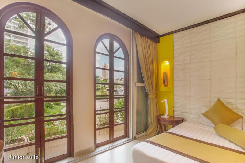 주니어 스위트, Poseidon Boutique