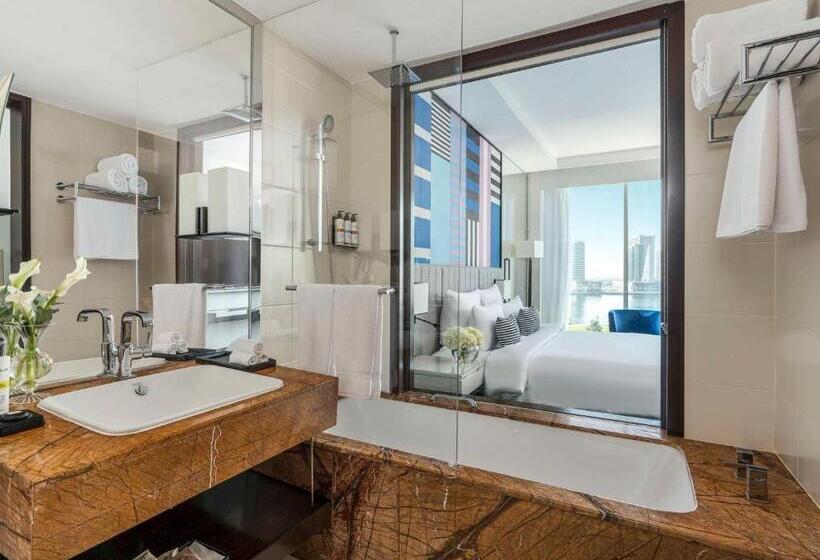 带观景和大床的豪华房间, Pullman Dubai Downtown