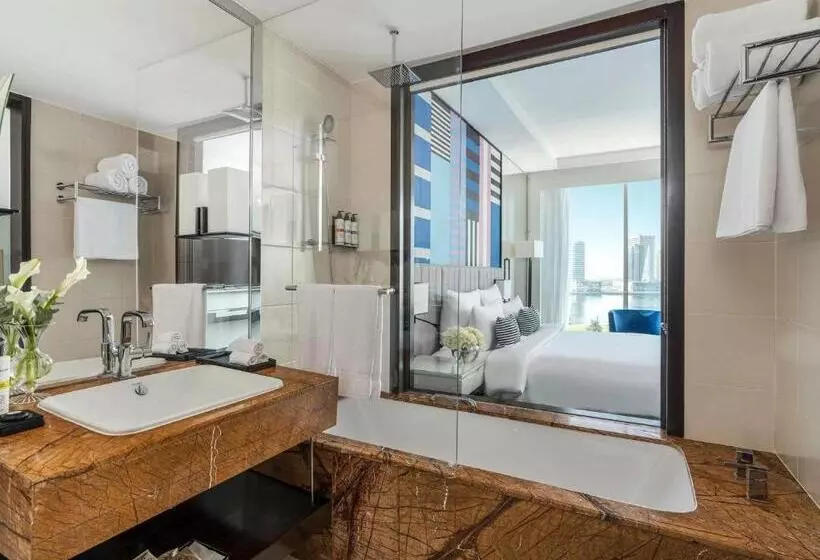 Deluxe Room King Bed & Views