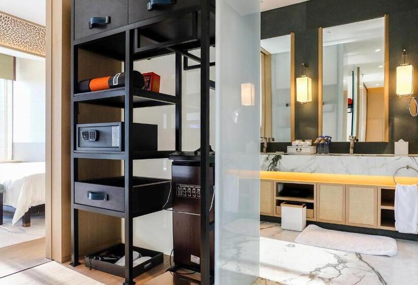 Superior suite with garden view, Pullman Kaifeng Jianye