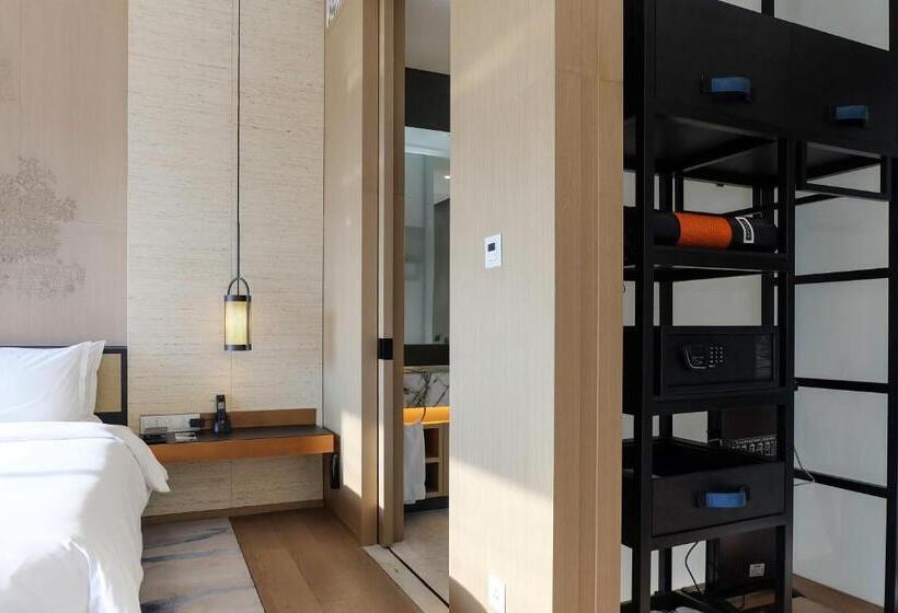 Superior suite with garden view, Pullman Kaifeng Jianye