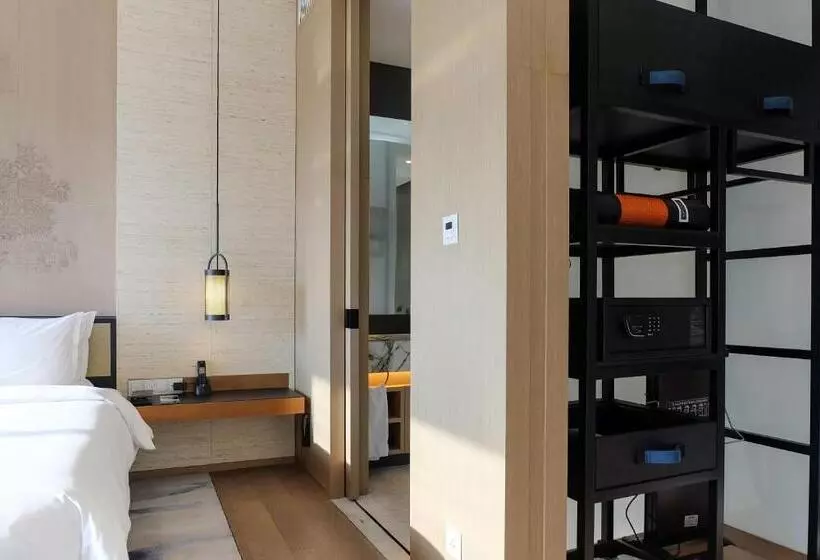 Superior suite with garden view, Pullman Kaifeng Jianye