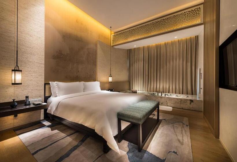 Superior suite with garden view, Pullman Kaifeng Jianye