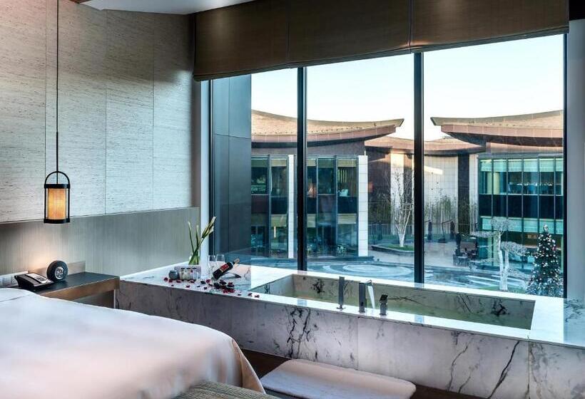 Superior suite with garden view, Pullman Kaifeng Jianye