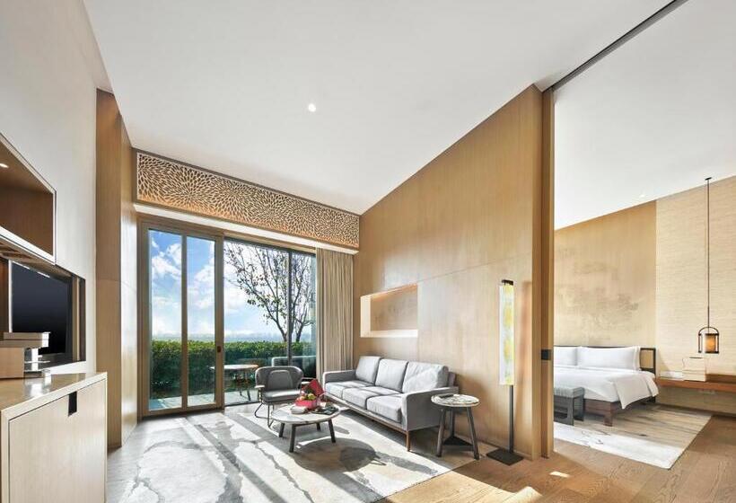 Superior suite with garden view, Pullman Kaifeng Jianye