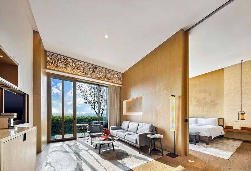 Superior suite with garden view, Pullman Kaifeng Jianye