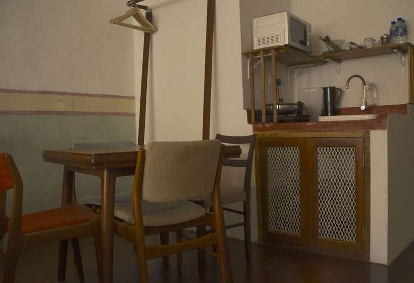 スタンダードスタジオ, Ren I Tang