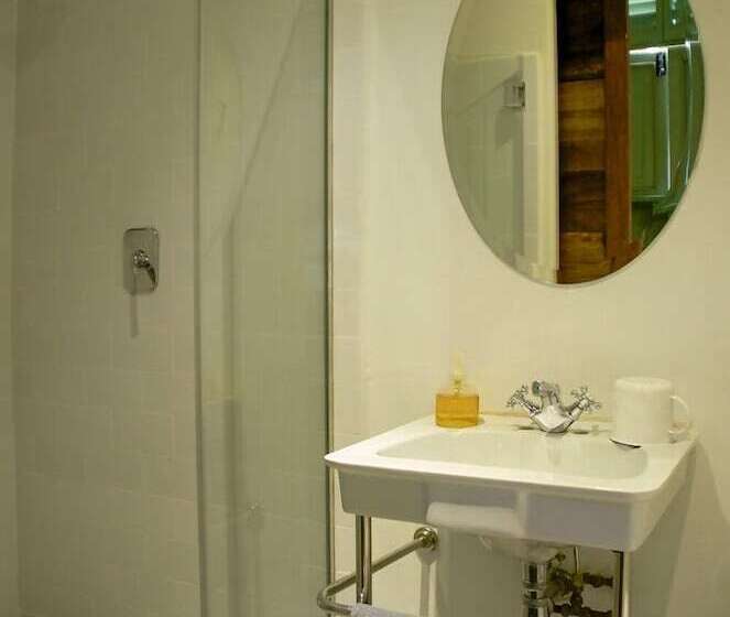 スタンダードルーム, Ren I Tang