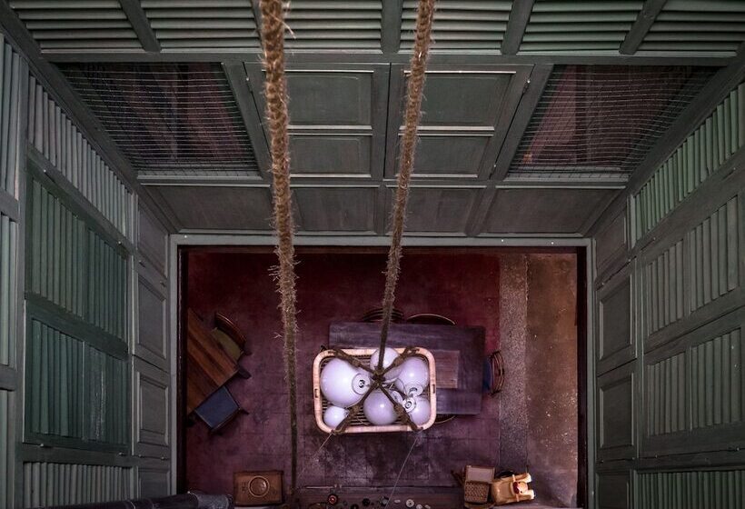 スタンダードルーム, Ren I Tang