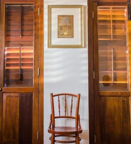 スタンダードルーム, Ren I Tang