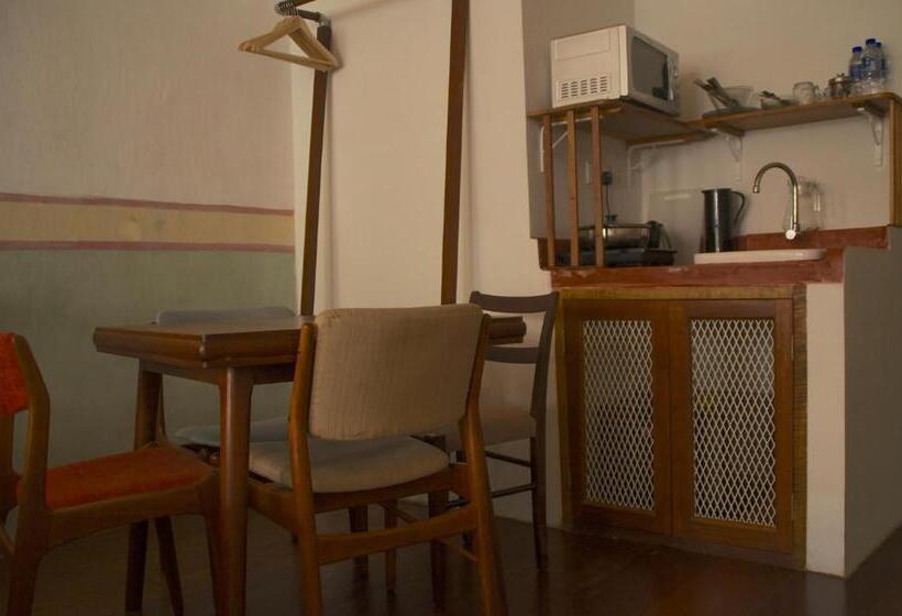 スタンダードスタジオ, Ren I Tang