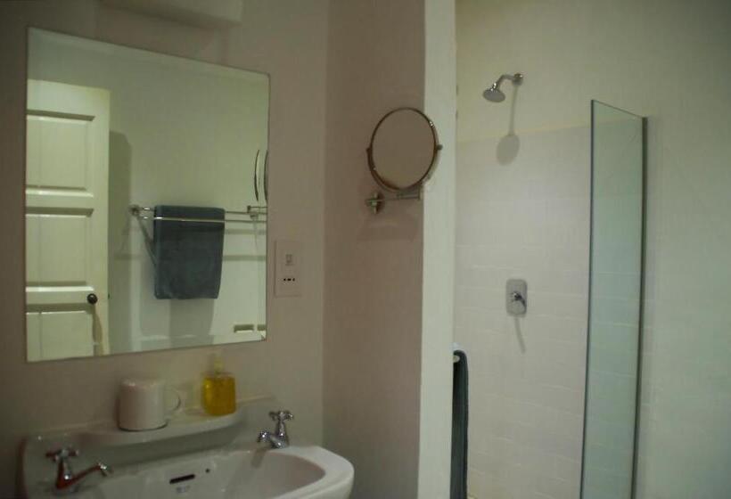 スタンダードスタジオ, Ren I Tang