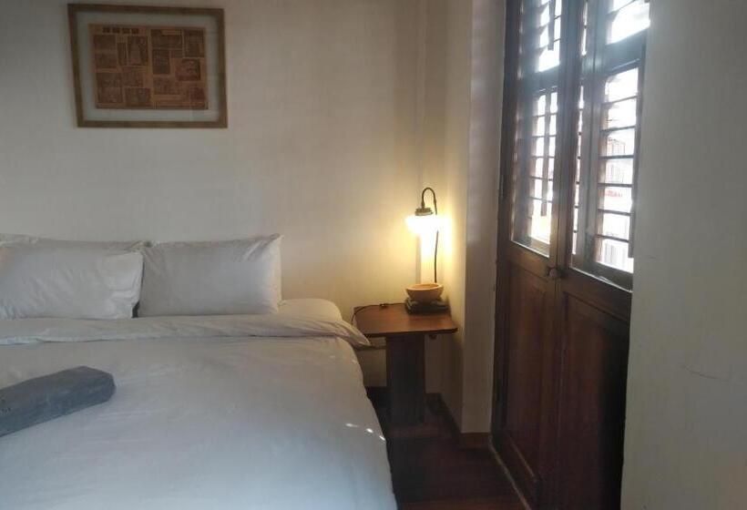 キングサイズベッドのスタンダードルーム, Ren I Tang