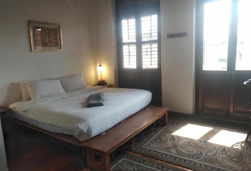 キングサイズベッドのスタンダードルーム, Ren I Tang