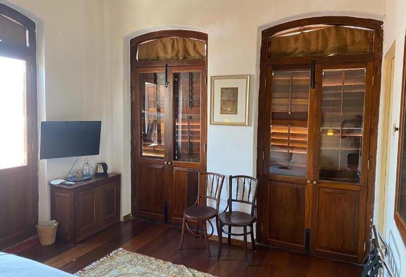 デラックスルーム, Ren I Tang