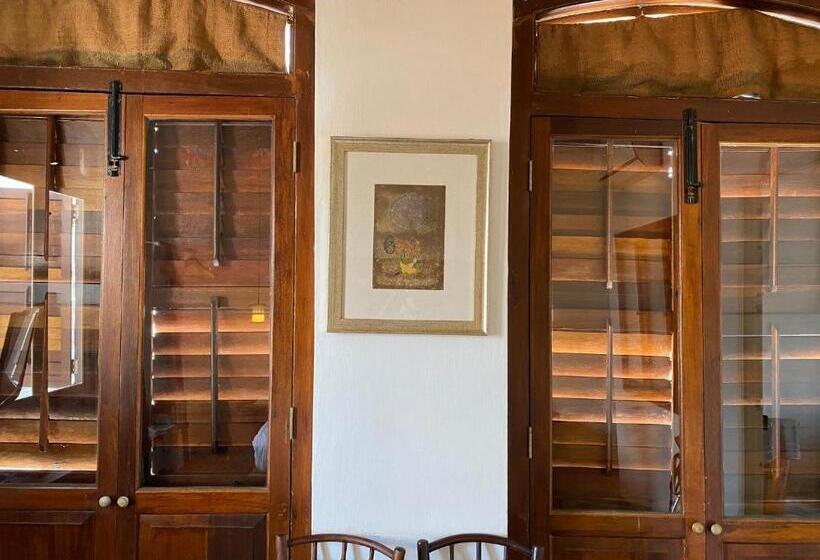 デラックスルーム, Ren I Tang