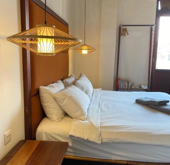 デラックスルーム, Ren I Tang