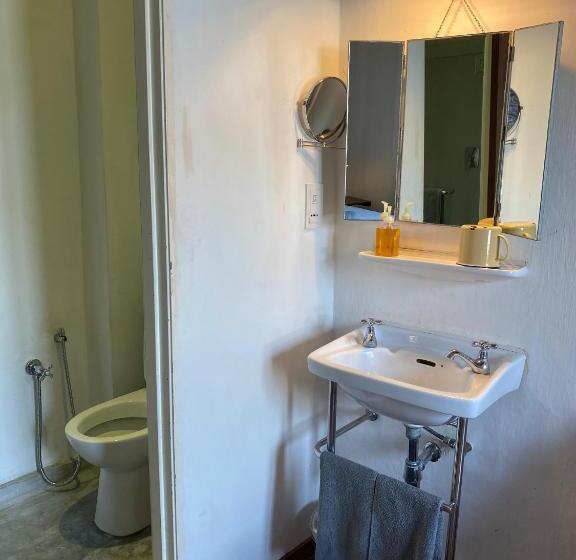 デラックスルーム, Ren I Tang