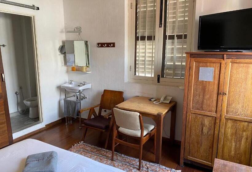 デラックスルーム, Ren I Tang