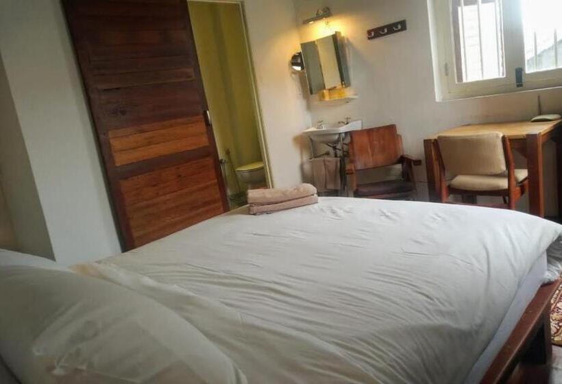 デラックスルーム, Ren I Tang