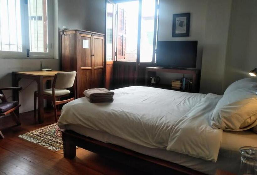 デラックスルーム, Ren I Tang