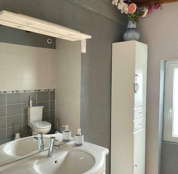 חדר משפחתי חדר אמבטיה משותף, Chez Sarah L Amaryllis