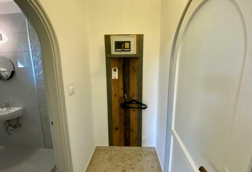 اتاق استاندارد, Cinkota Residence