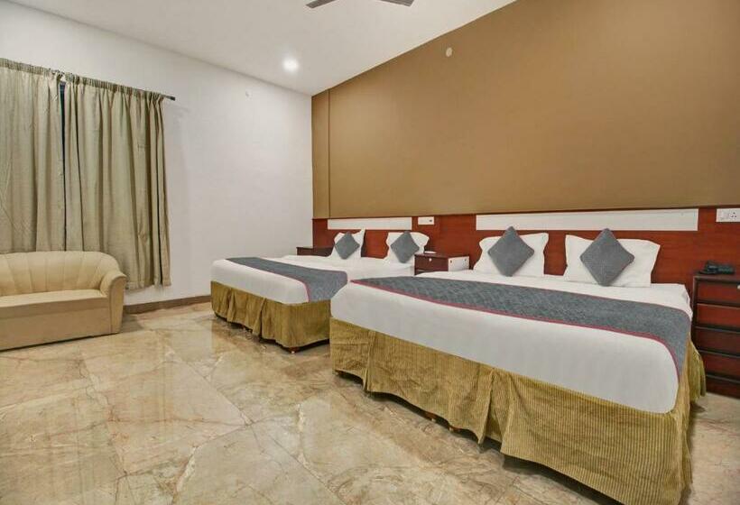 Quarto Triplo Clássico, Palette   Hotel Saket Greens