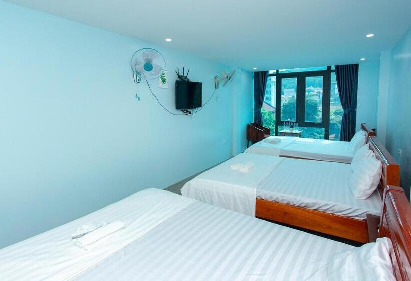 اتاق خانوادگی با چشم‌انداز کوه, Huyền Lan