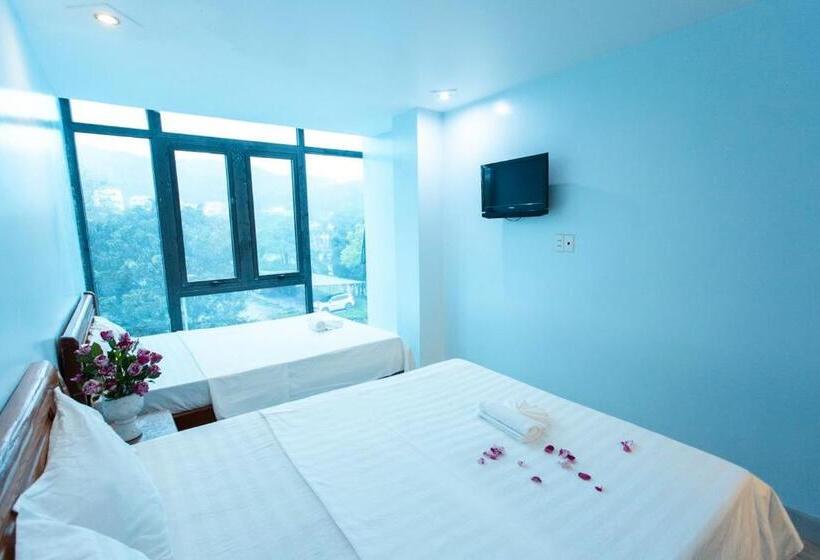 اتاق خانوادگی با چشم‌انداز کوه, Huyền Lan