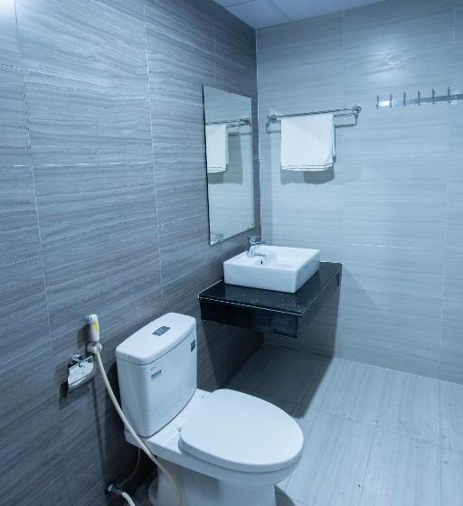 اتاق خانوادگی با چشم‌انداز کوه, Huyền Lan