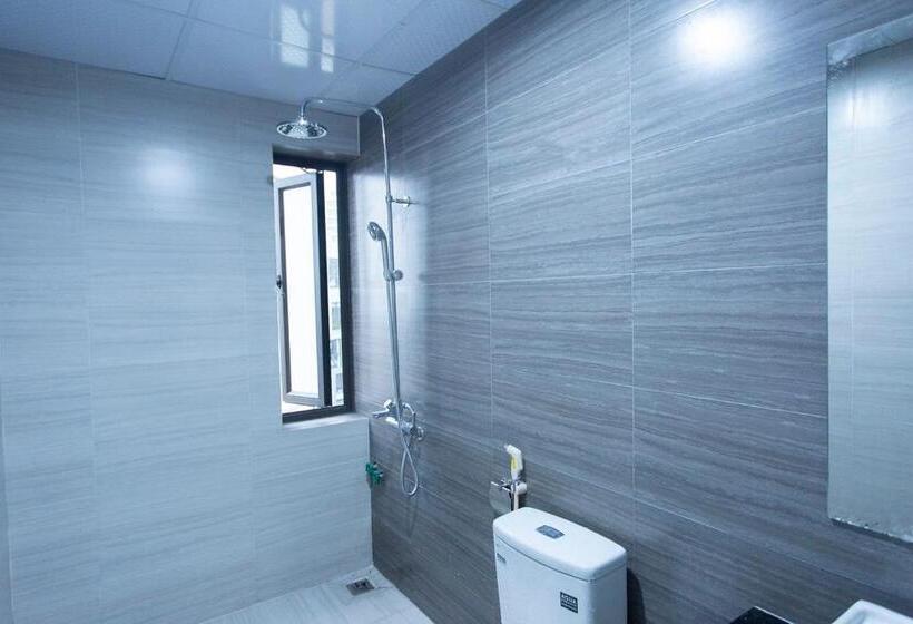 اتاق خانوادگی با چشم‌انداز کوه, Huyền Lan