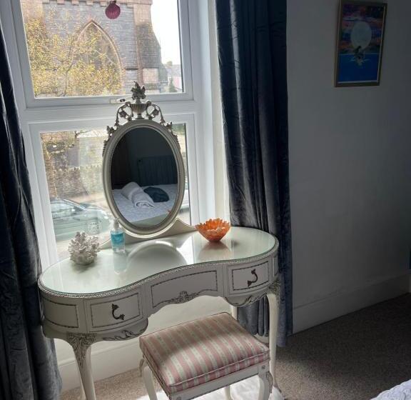 标准间, The Shell House