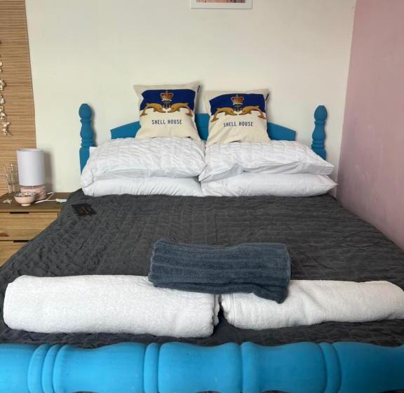 标准间, The Shell House