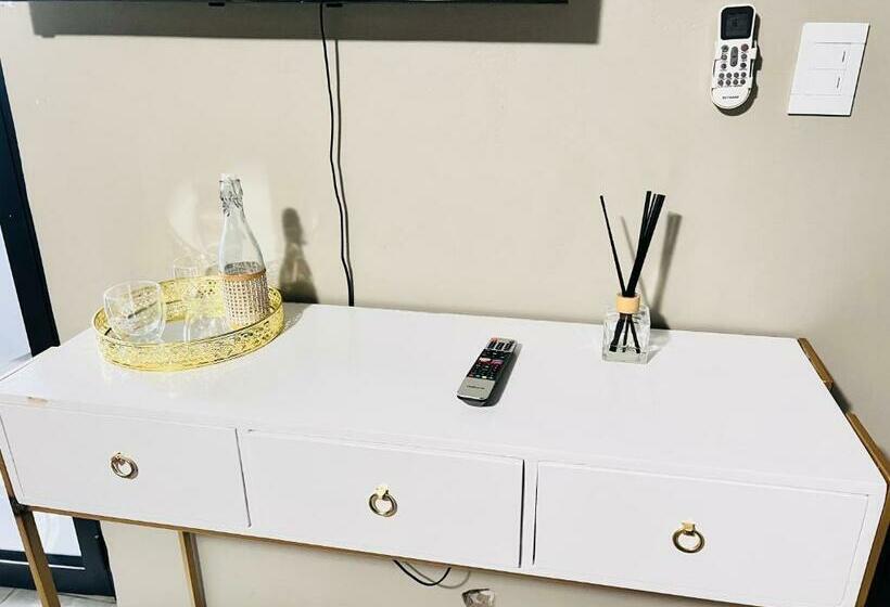 اتاق لوکس با تخت بزرگ, Signature Boutique Guesthouse