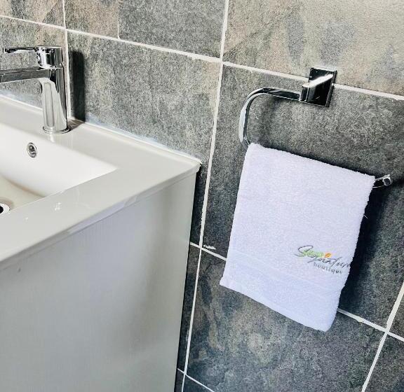 اتاق لوکس با تخت بزرگ, Signature Boutique Guesthouse