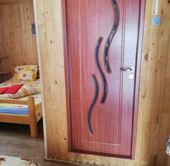 标准三人间, Pensiune Cristina Lacu Rosu