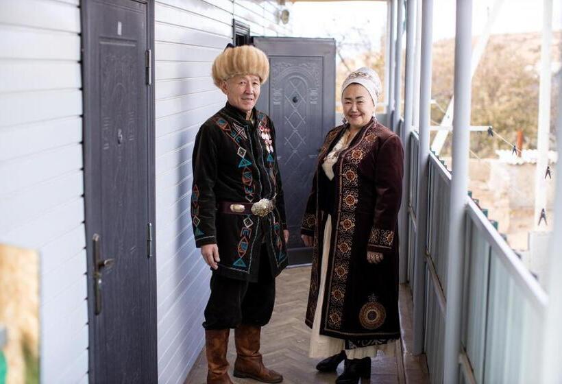 اتاق استاندارد چهار تخته, Anar Guest House