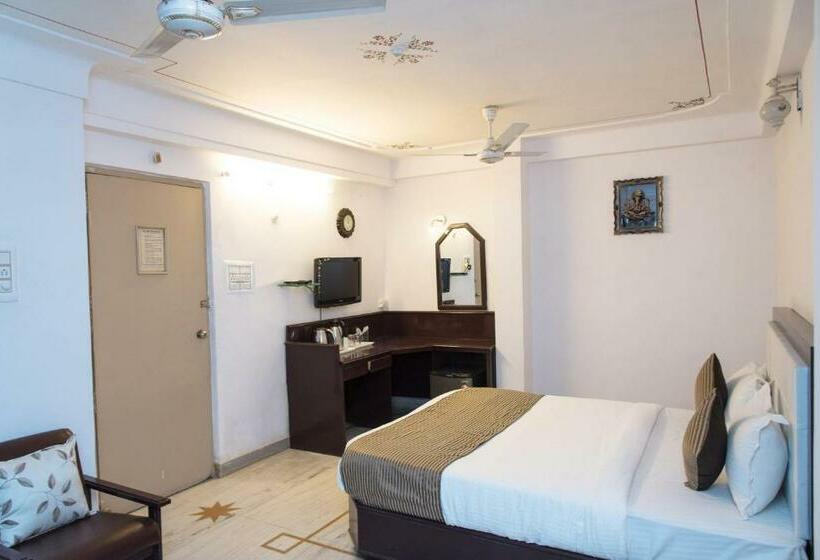 Háromágyas Classic Szoba, Super Collection O Lake Palace Road Formerly Green View