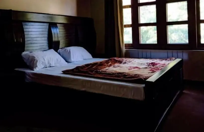 اتاق استاندارد, The Yak Motel
