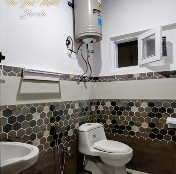 اتاق خانوادگی با سرویس بهداشتی مشترک, The Yak Motel