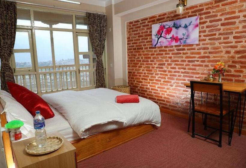 اتاق استاندارد با بالکن, Kaji Chen