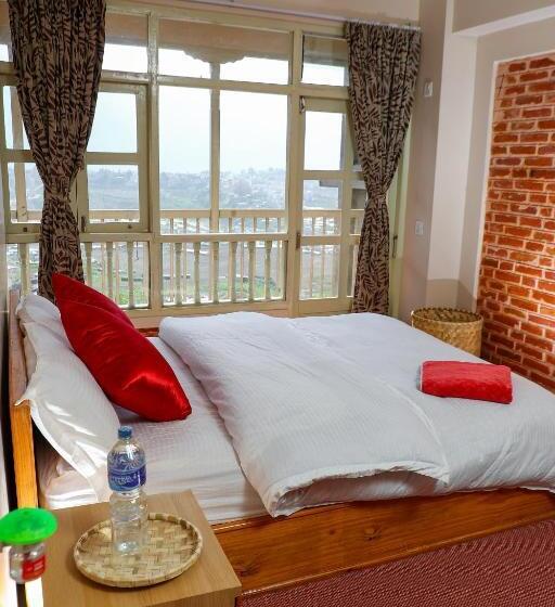 اتاق استاندارد با چشم‌انداز کوهستان, Kaji Chen