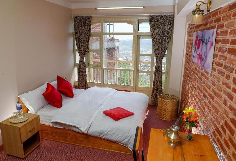 اتاق استاندارد با چشم‌انداز کوهستان, Kaji Chen