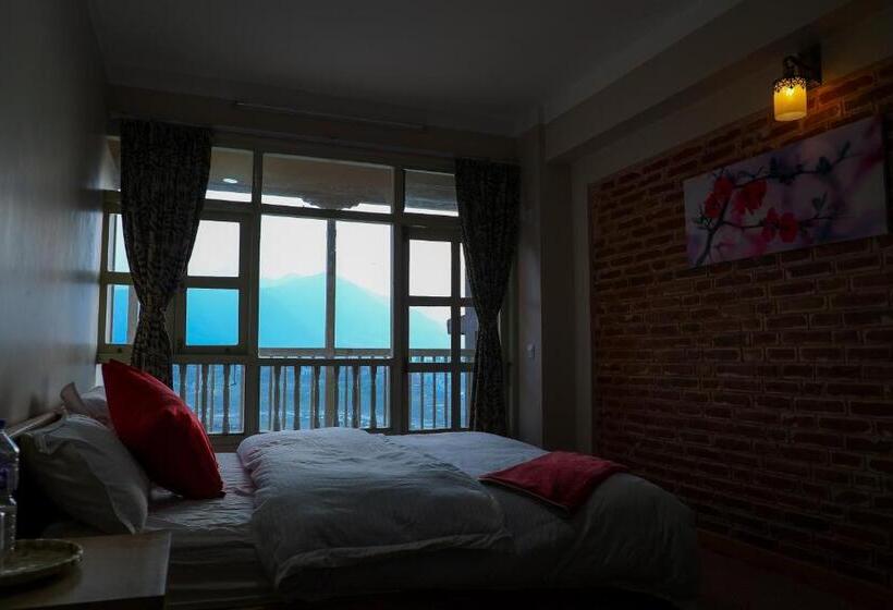 اتاق استاندارد با چشم‌انداز کوهستان, Kaji Chen