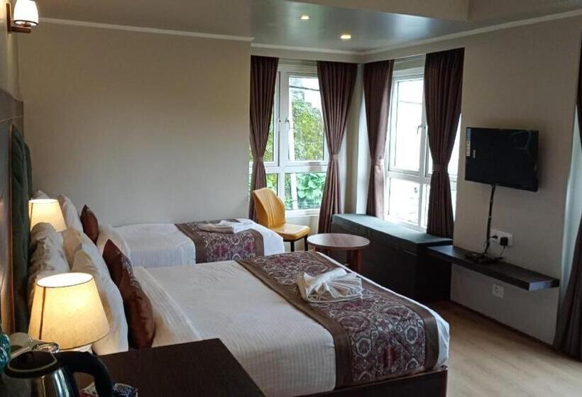 חדר סופריור לשלושה, Cliffton Royals