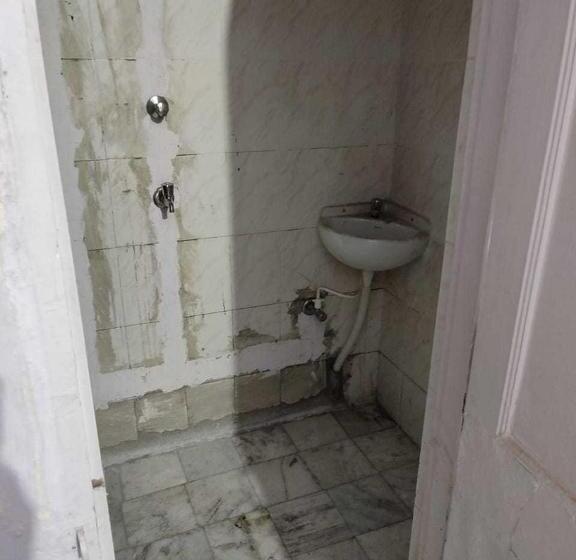 三人经典房间, Swaraj Guest House