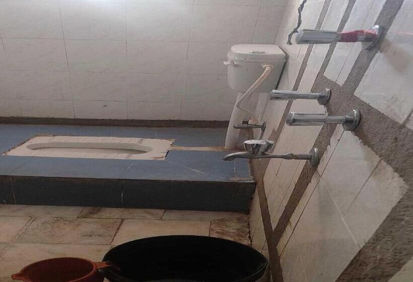 三人经典房间, Swaraj Guest House